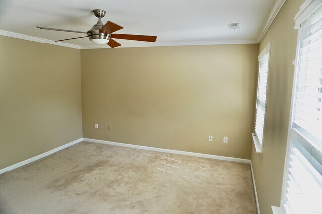 Building Photo - Lovely and Spacious 3 Bedroom 2.5 Bathroom...