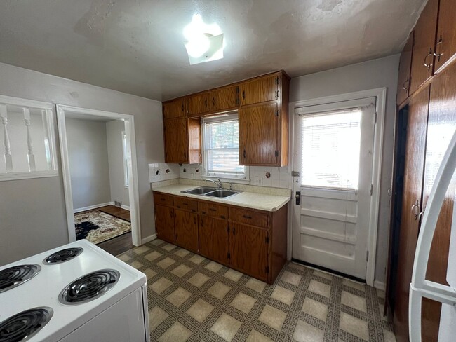 Building Photo - 4 Bedroom Duplex, ACROSS from KSU! Preleas...