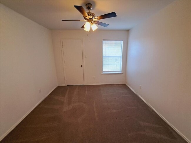 Building Photo - 6703 Hill Oaks Dr