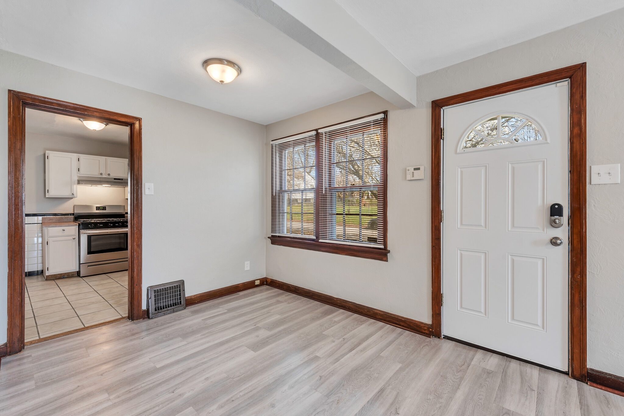 Building Photo - 7120 Roslyn Dr
