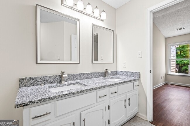 Building Photo - 7973 Woodlake Dr