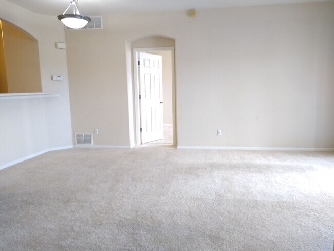 Building Photo - Super Fly 1 Bedroom with Large Study, 1 1/2 Bathrooms, Balcony, Reserved Parking AVAILABLE NOW
