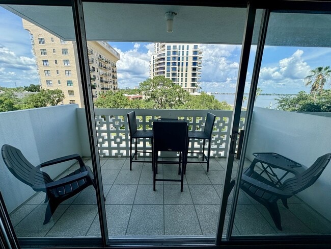 Building Photo - FURNISHED 1 Bed 1 Bath In Amazing Location...