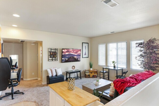 Building Photo - 3170 Levante St