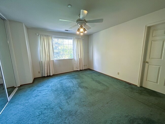 Building Photo - Spacious tri-level townhome in the heart of Hayward