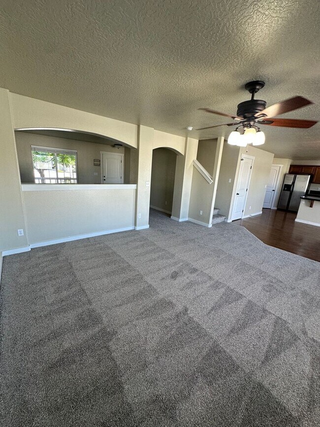 Building Photo - New Carpet! Super Meridian Location!!! Man...