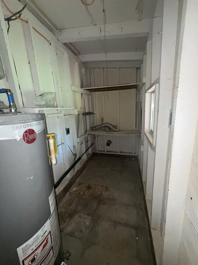 Building Photo - 2119 Lamore Dr
