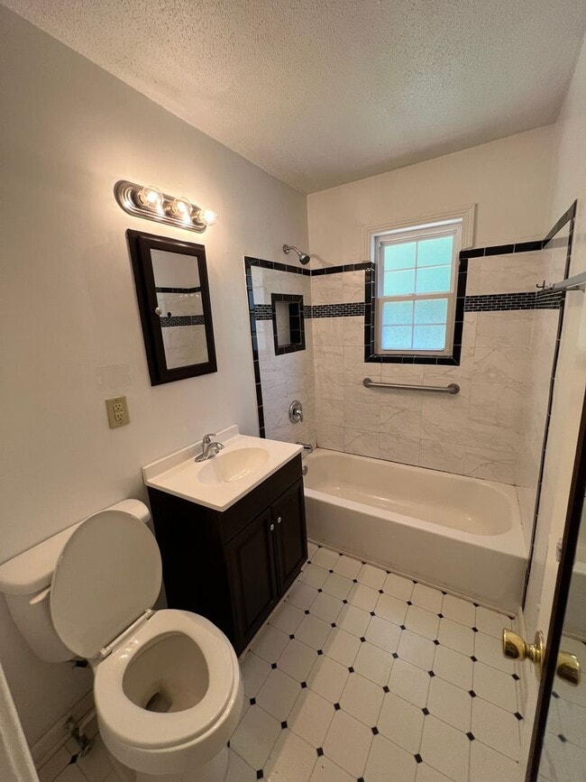 Building Photo - Excellent Location! 2 BR | 1 BA Brick Dupl...