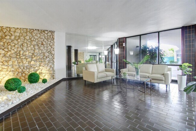 Building Photo - 13951 Kendale Lakes Cir