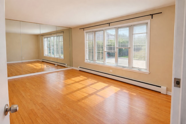 Building Photo - 8604 W Carmen Ave