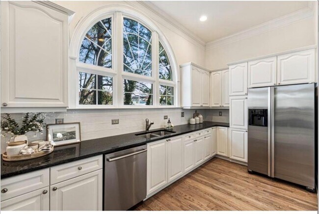 Building Photo - 802 Clifton Heights Ln NE