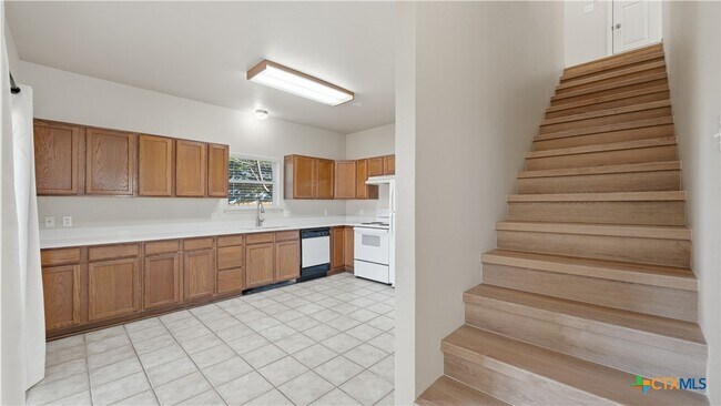 Building Photo - 821 Benning St