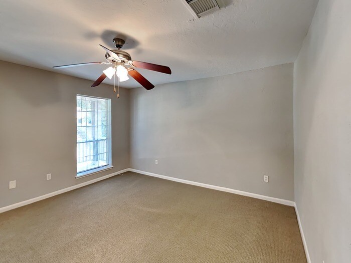 Building Photo - 7726-7712 12 Fairway Ln