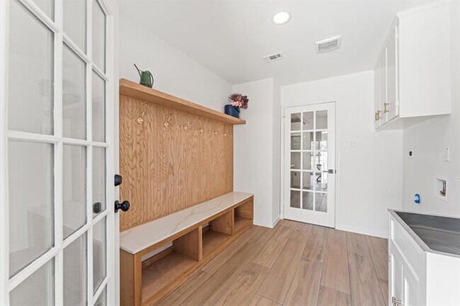 Building Photo - 322 N Wilcrest Dr