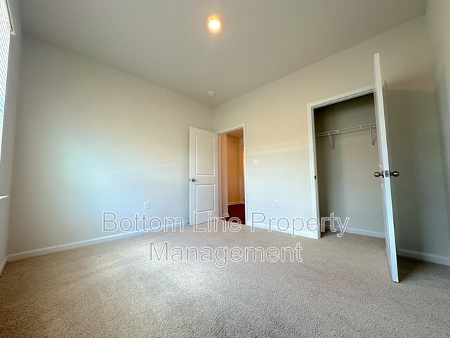 Building Photo - 211 Dogwood Crk Dr