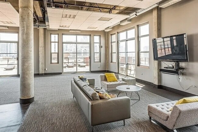 Building Photo - 900 N Kingsbury St