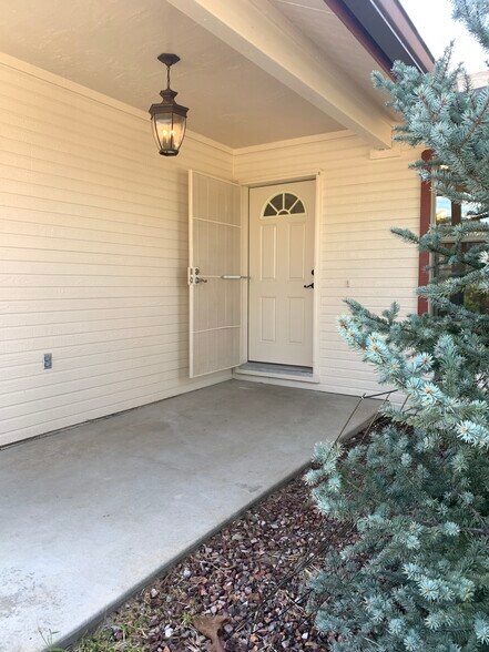 Building Photo - 1903 Cedarwood Dr