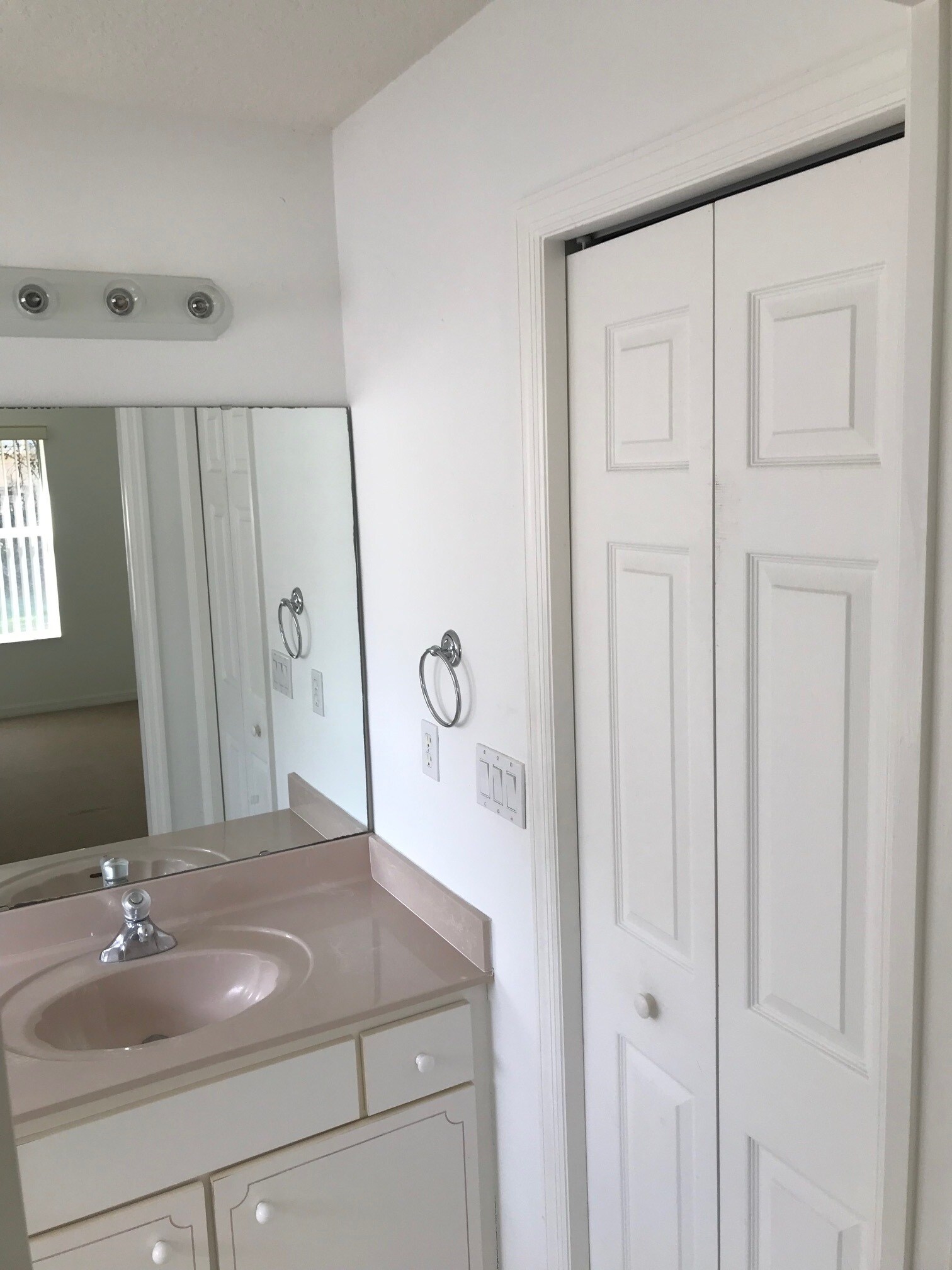 Building Photo - 9 Rainbow Ln