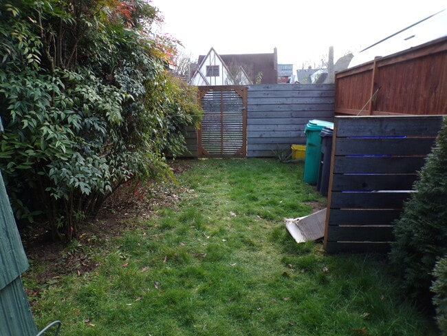 Building Photo - 4621 NE Royal Ct