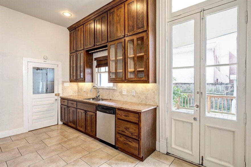 Building Photo - 306 Dennis St