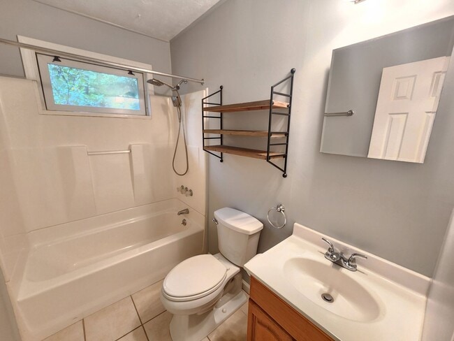 Building Photo - ***FIRST MONTH RENT FREE*** Black Mountain Rentals- Close to Lake Tomahawk and Black Mountain Gol...