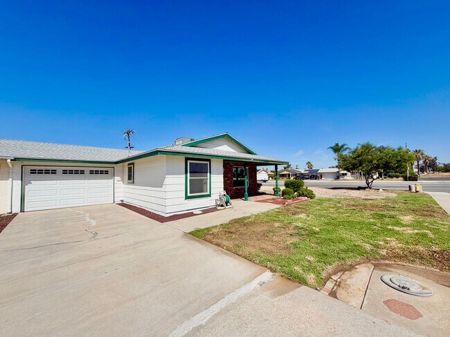 Building Photo - Charming Sun City 55+ Community 2 Bedroom Home with Bonus Sunroom Space