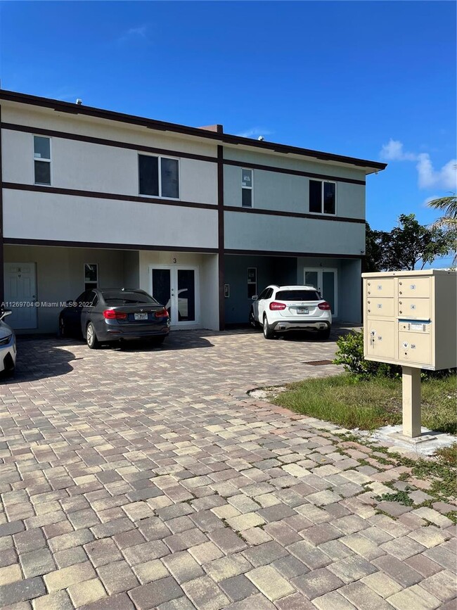 Building Photo - 100 NW 6th St  1 Hallandale Beach Fl 33009