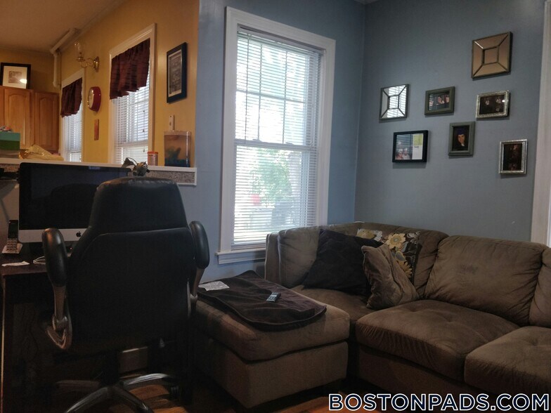 Primary Photo - 19 Lothrop St