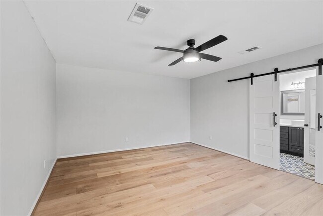 Building Photo - 5019 Oak Forest Dr