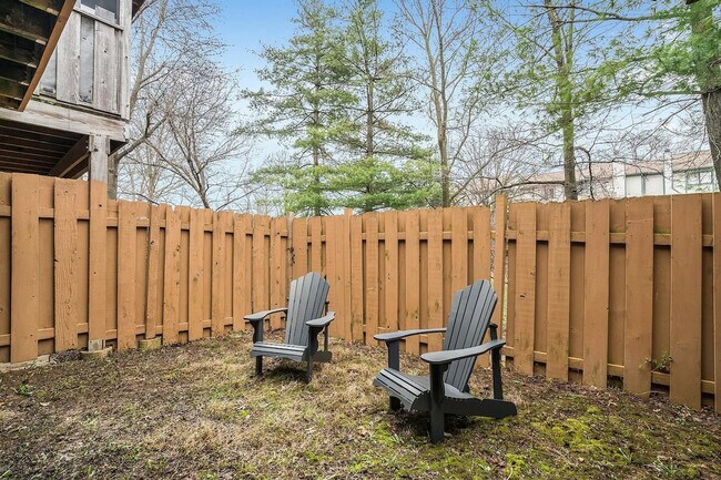 Building Photo - 2000 Quiet Stream Dr