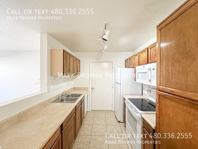 Building Photo - 623 W Guadalupe Rd