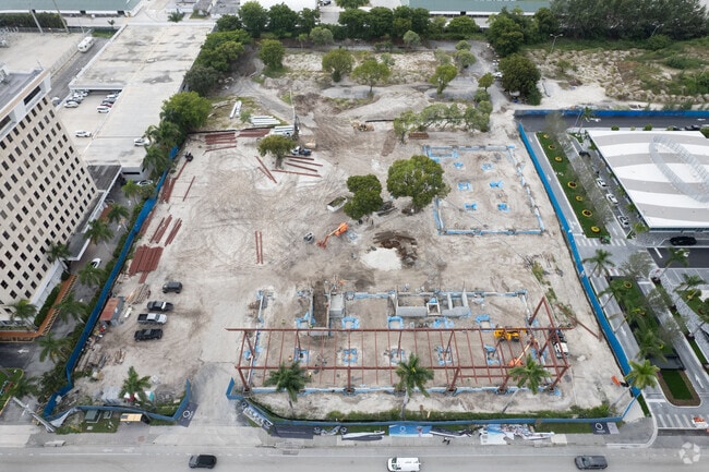Building Photo - Hallandale Oasis
