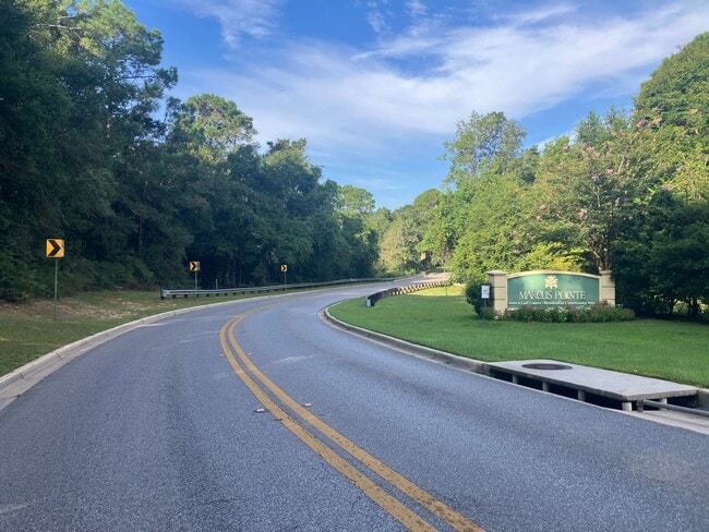 Building Photo - Beautiful 5 Bed/3 Bath Golf Course Communi...
