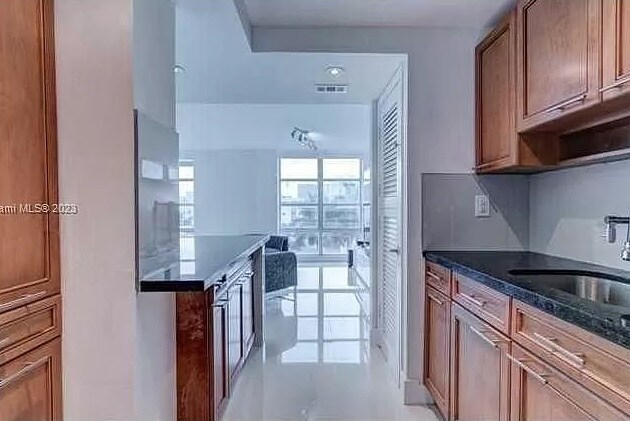 Building Photo - 9800 W Bay Harbor Dr