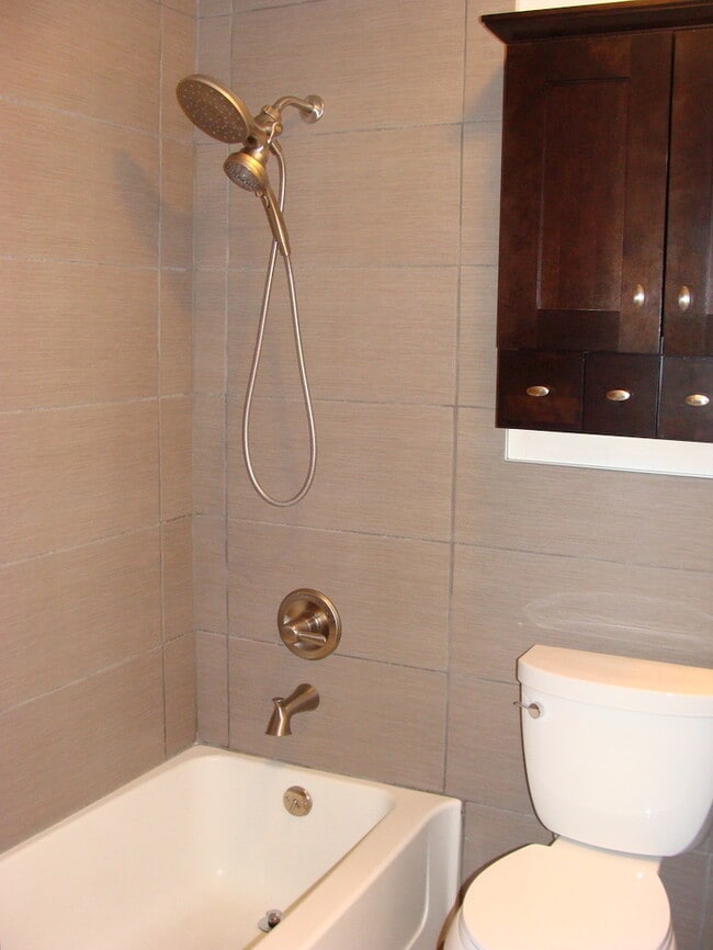 Building Photo - Two Bedroom Updated Windcrest Condo