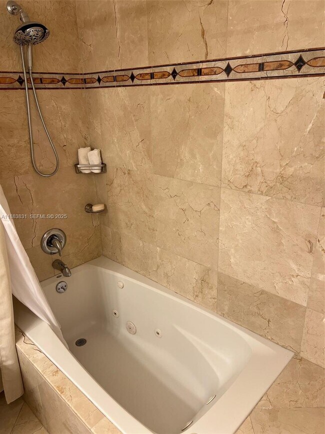 Building Photo - 100 Lincoln Rd