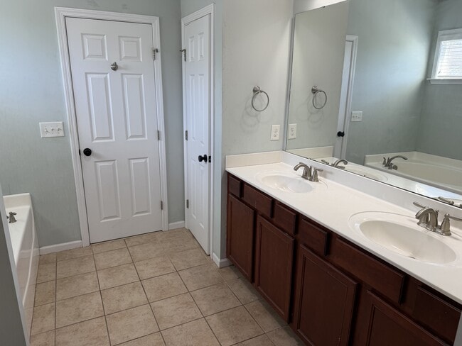 Building Photo - 703 Stagecoach Dr