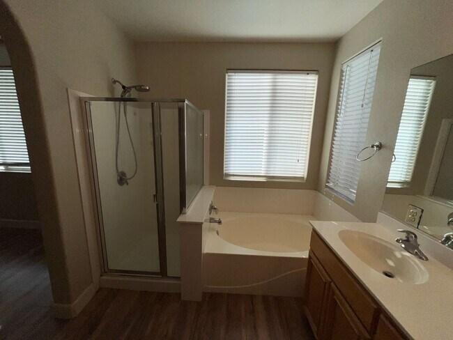 Building Photo - 4 Bed | 2 Bath | 1659SF | Tenant Pays $195...
