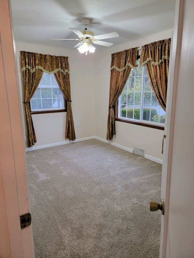 Building Photo - 3 Bedroom, 1 bath S Tacoma Home!