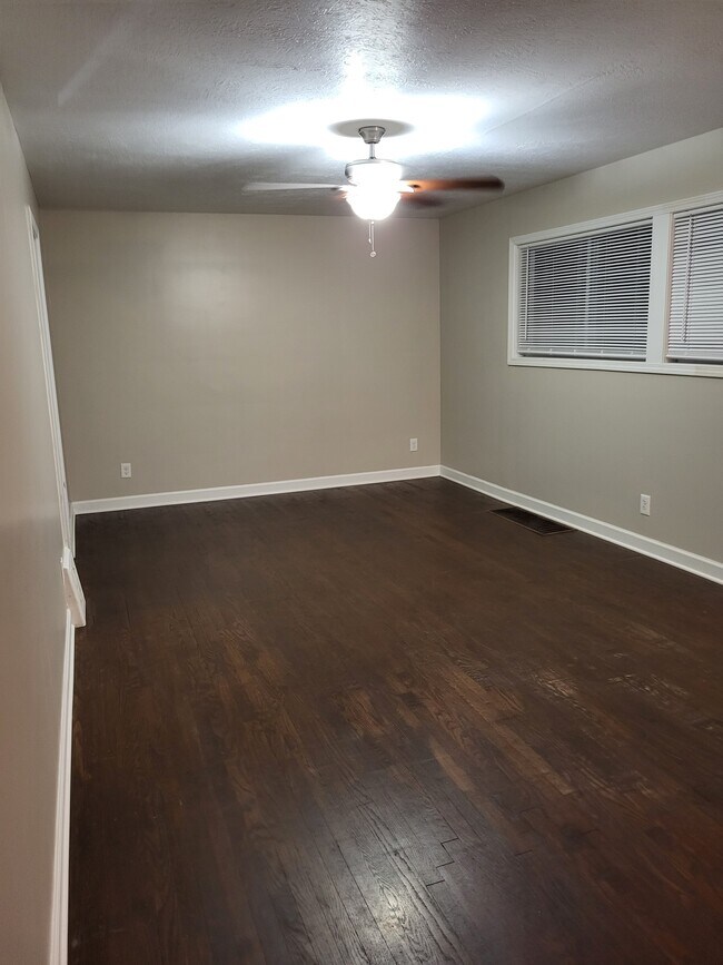 Living room - 337 Kenwood Avenue