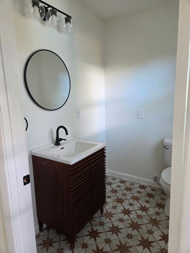 Building Photo - Travis Heights