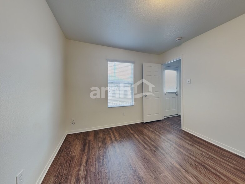 Building Photo - 16973 Scenic Knoll