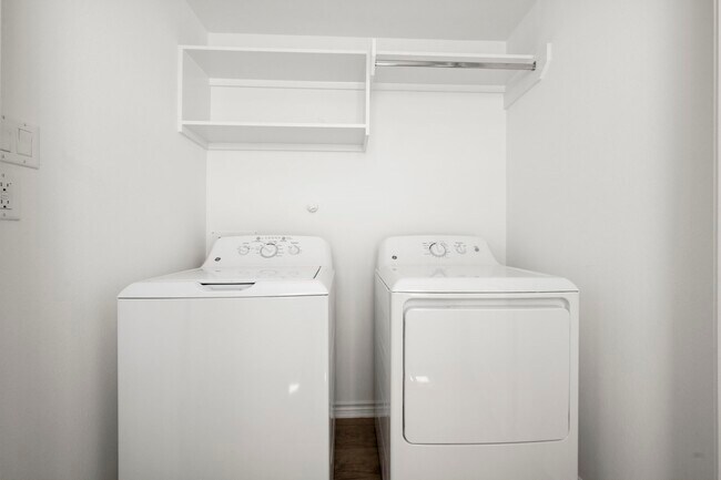 Building Photo - 3241 Real St