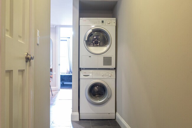 Building Photo - 689 10th Ave