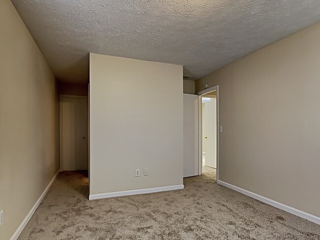 Building Photo - 4 bed 2 bath  with large backyard in Green...