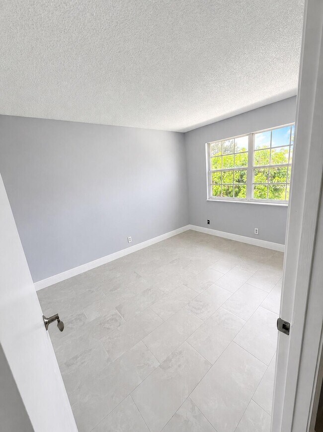 Building Photo - 1560 SE Royal Green Cir