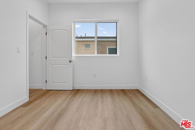 Building Photo - 11446 Oxnard St