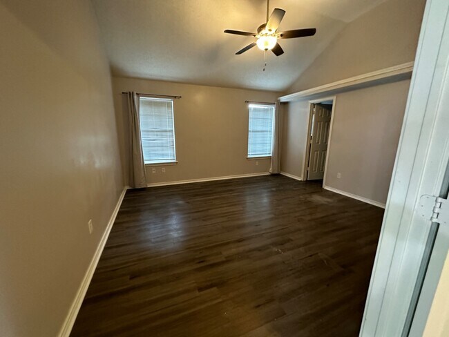 Building Photo - 2811 Mediterranean Ave