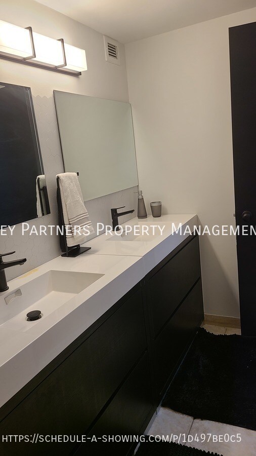 Building Photo - 2500 Parkview Dr