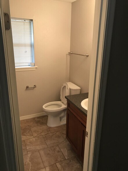 Half Bath - 825 Hardy Springs Cir